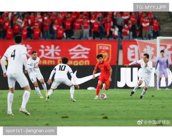 山东泰山后场出球速度缓慢 被对手高位逼抢屡次断球反击